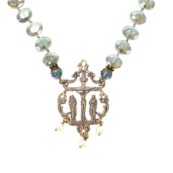 OLIVE CRYSTAL NECKLACE - CRUCIFIXION